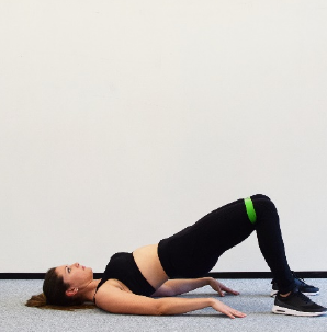 Glute bridge avec mini-bande